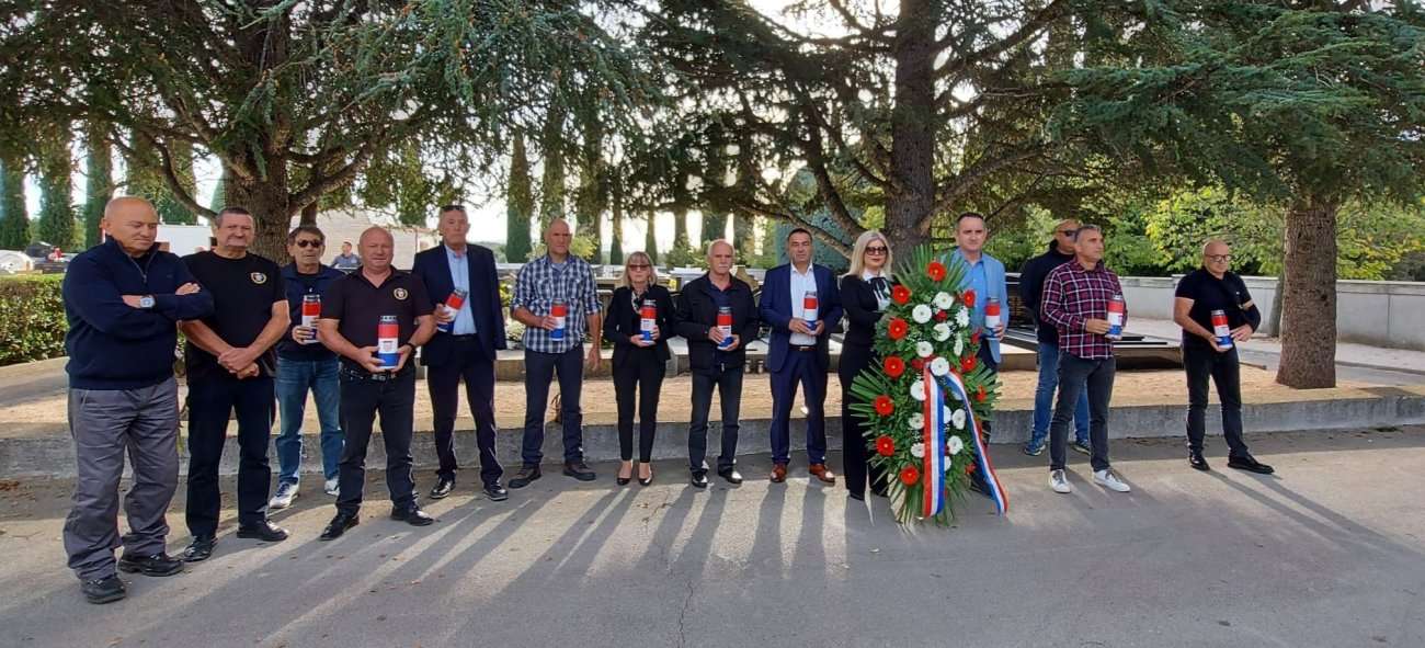 Polaganje vijenaca i paljenje svijeća prigodom Svih svetih na Gradskom groblju Biograd na Moru