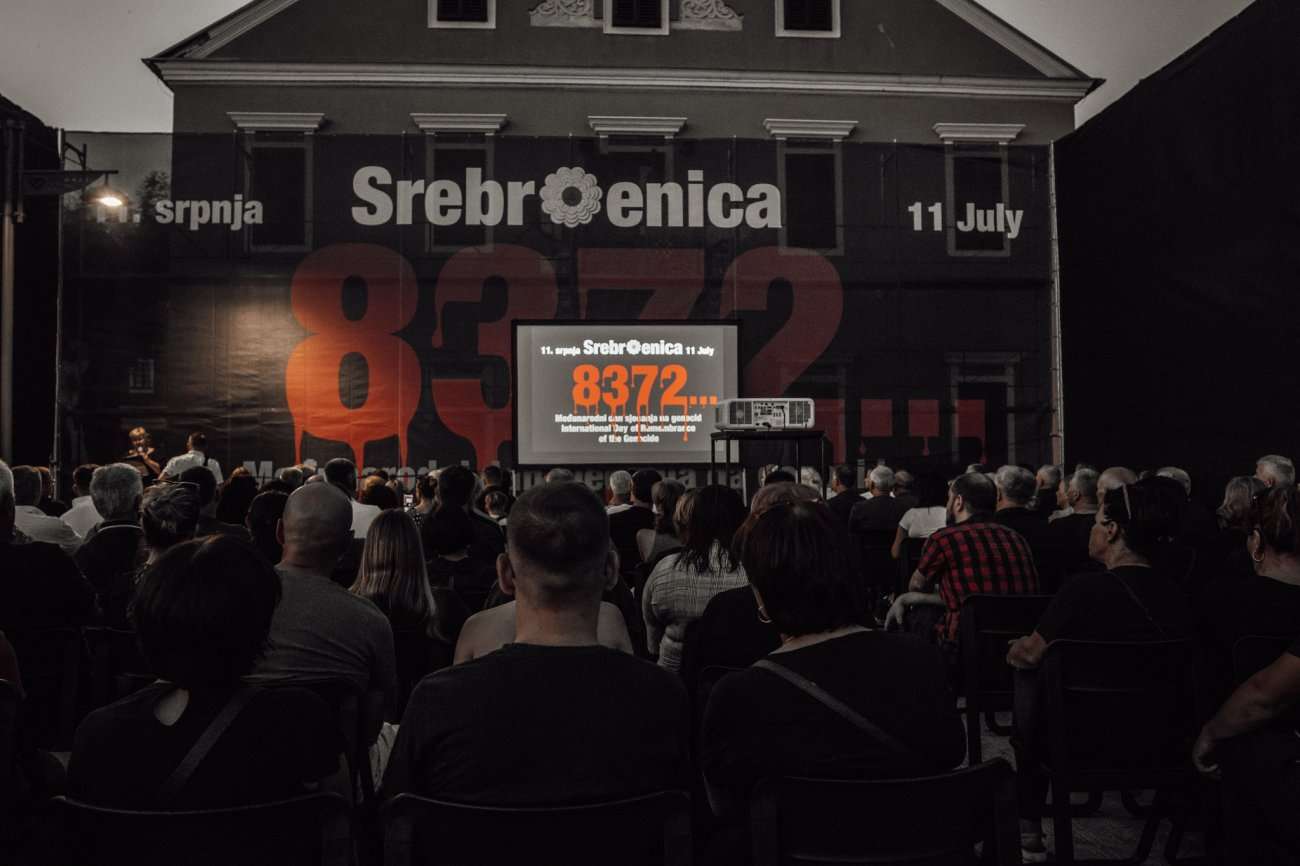 U Biogradu odana počast žrtvama Srebrenice, ispred gradske uprave prikazivani isječci iz francuskog filma "Rezolucija 819"