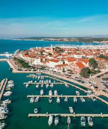 Putopisno predavanje Ekspedicija na devi kroz pustinju Rub al Khali, 10. ožujka 2021. u 18 sati u Kapetanskom klubu Marine Kornati