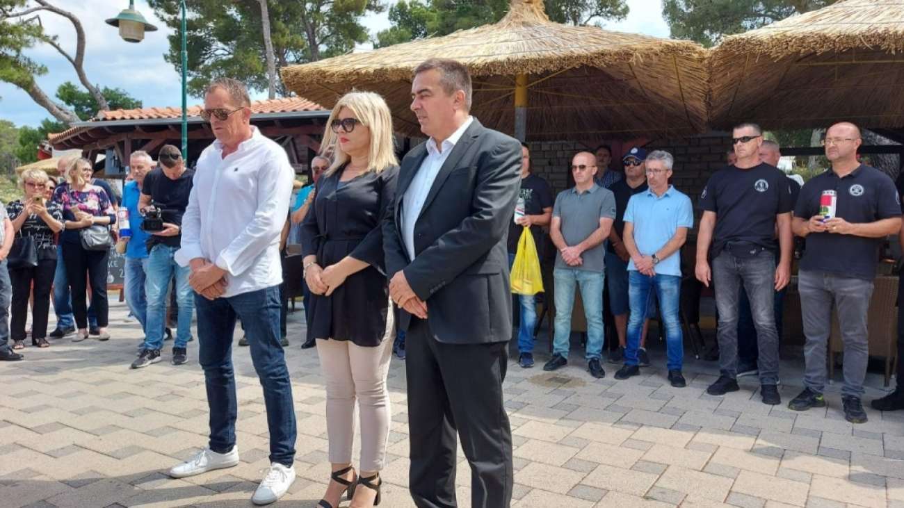 Položeno cvijeće na spomen obilježje u Solinama