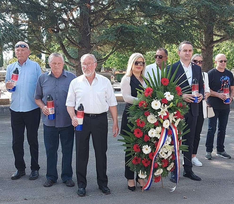 Vijenci i svijeće uz Dan državnosti