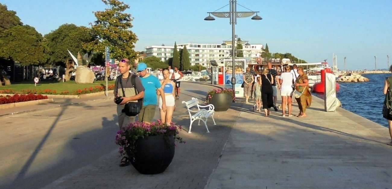 Puna turistička sezona u gradu Biogradu