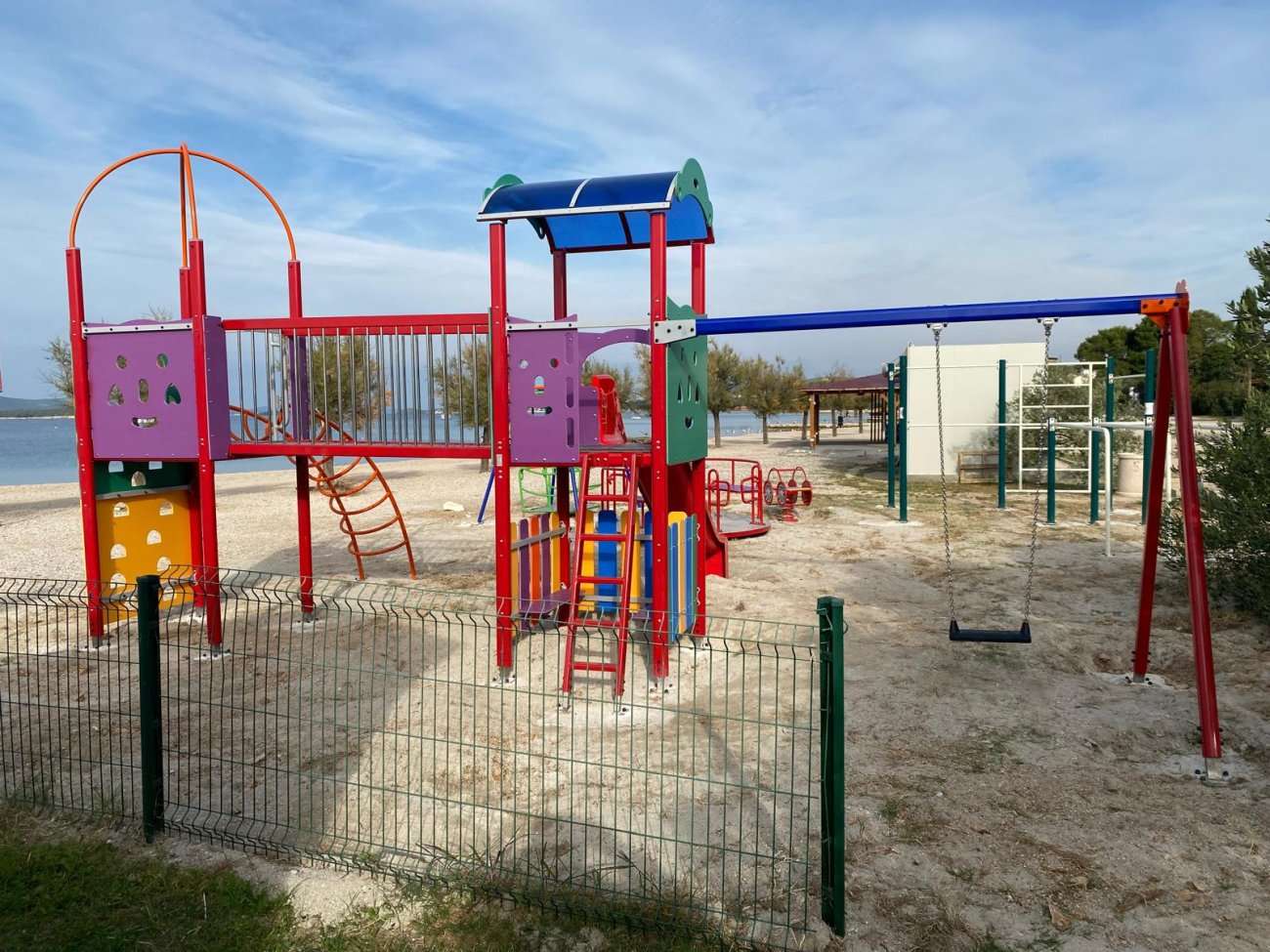 Nova oprema i modernizacija dječjih igrališta u Biogradu na Moru