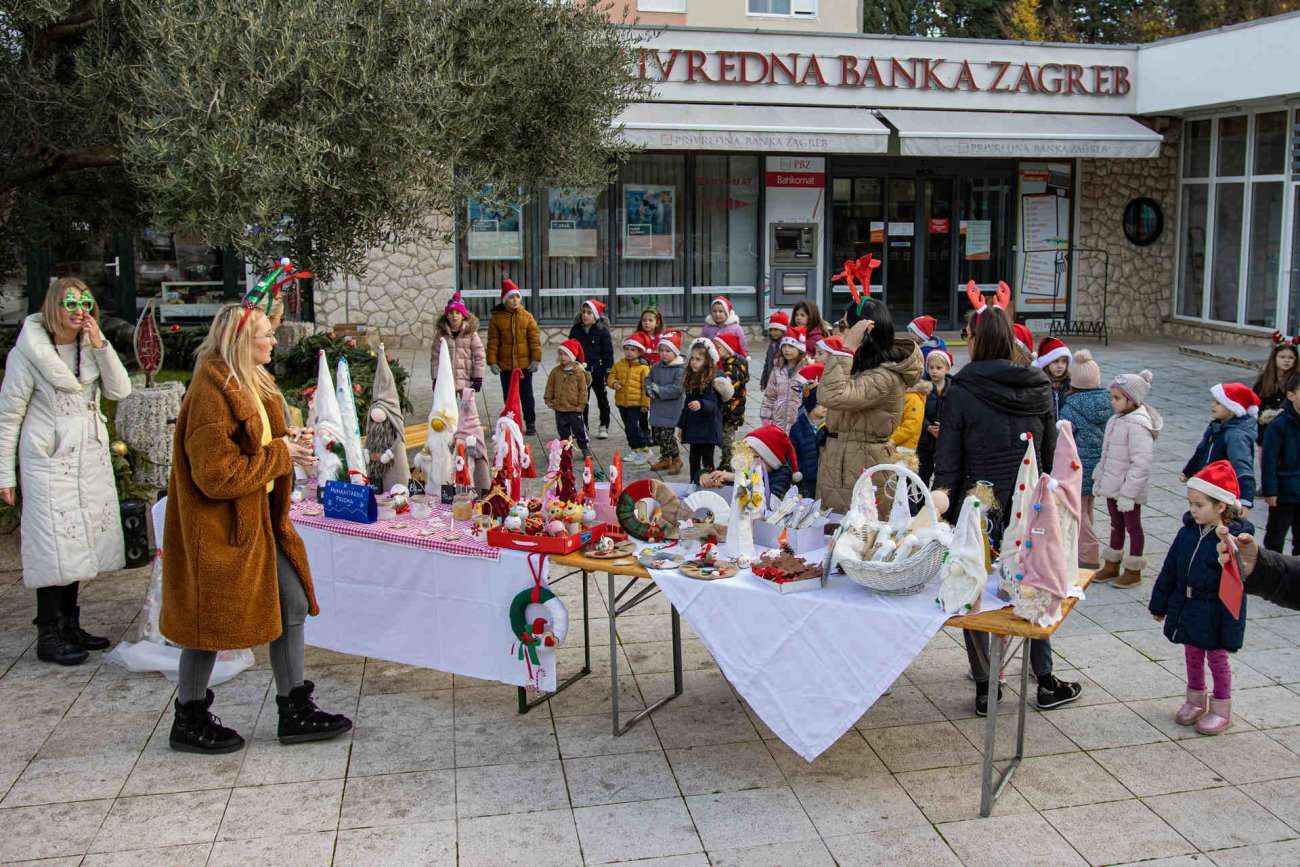 Velika humanitarna prodaja biogradskih mališana