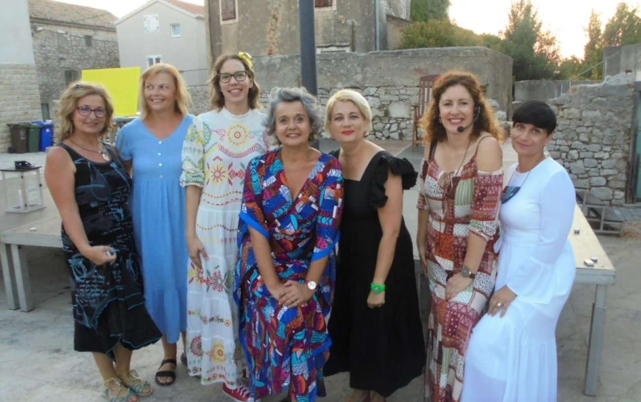 Večer u zagrljaju priča