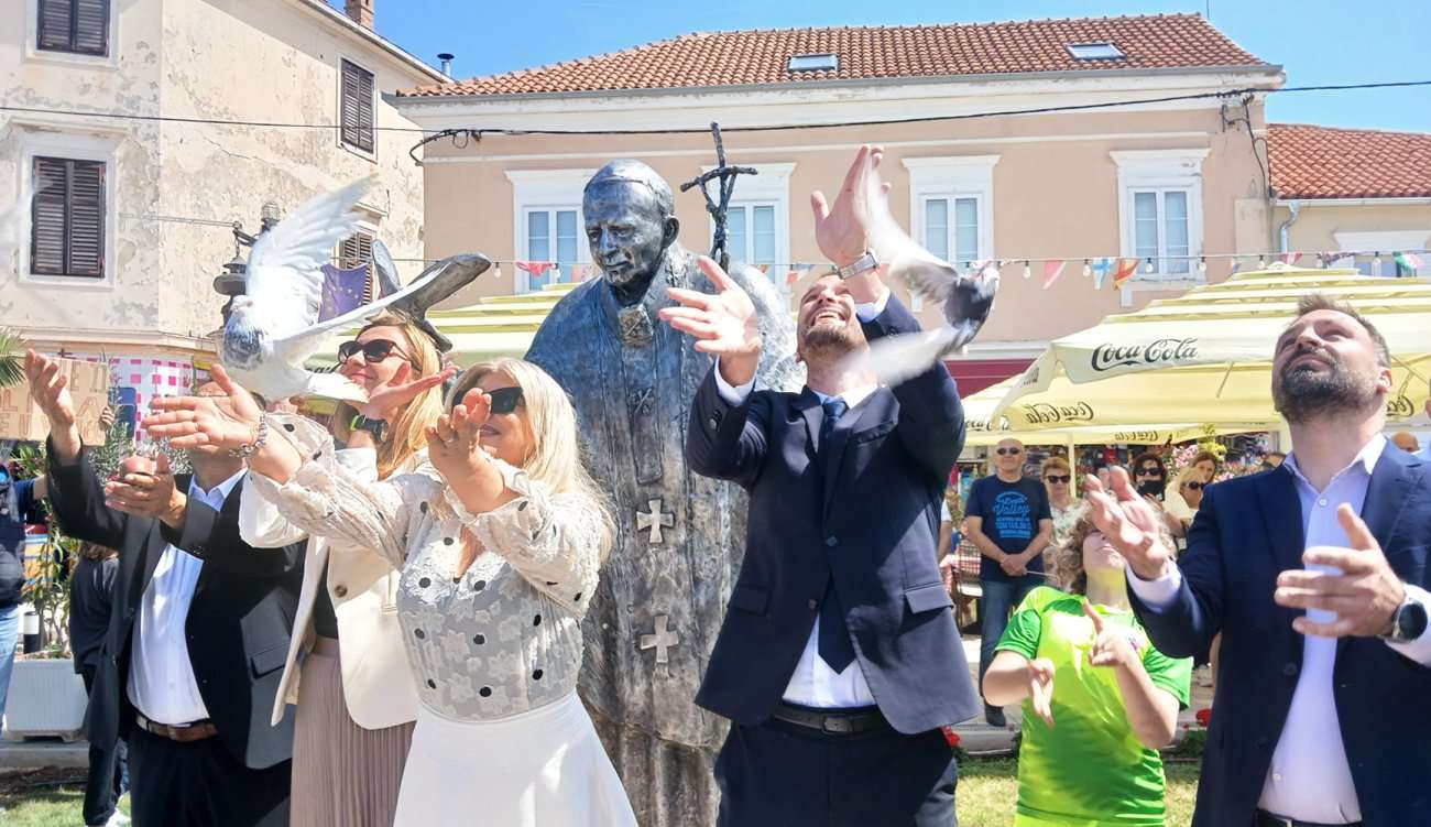 Veličanstveno otkrivanje spomenik sv. Ivanu Pavlu II prepuno ponosa, emocija i ushićenja