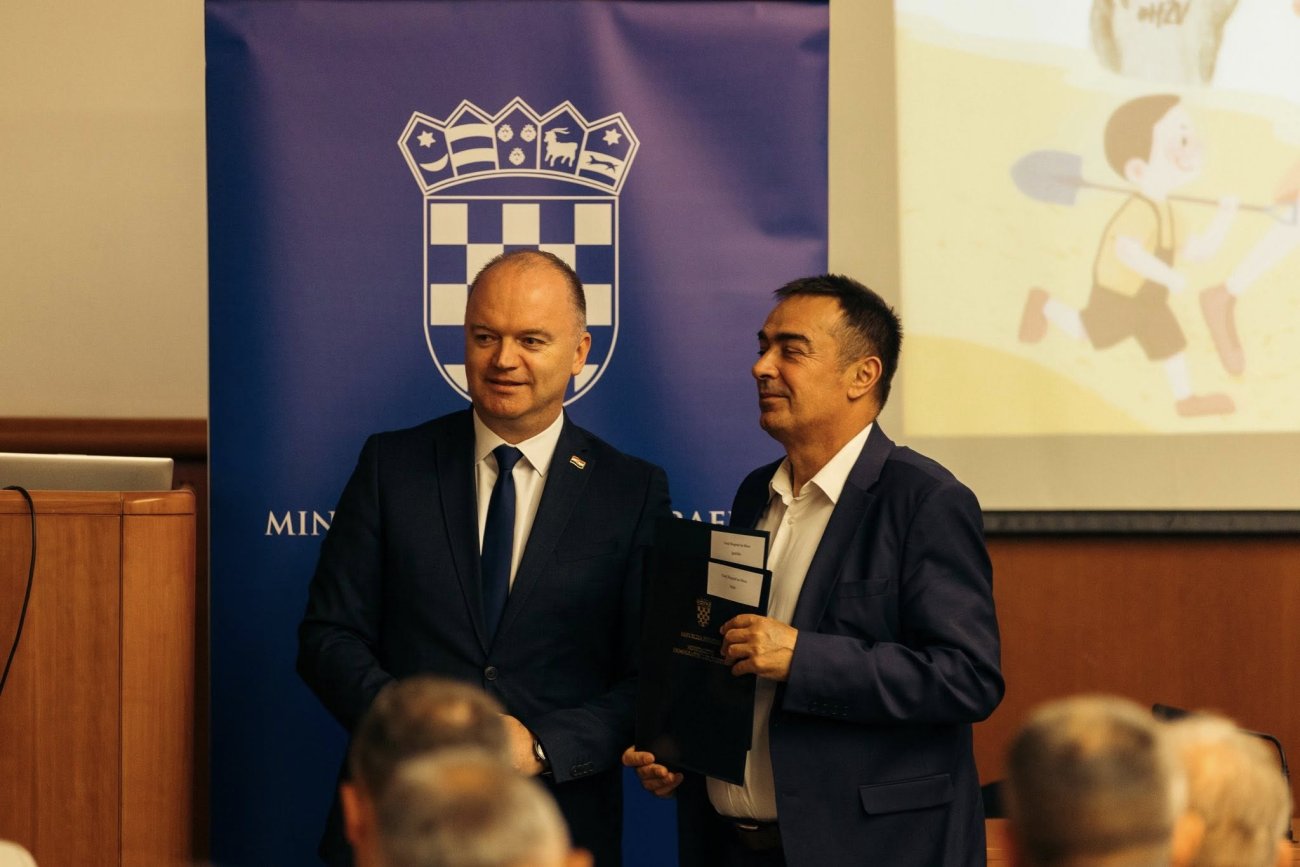 Gradonačelnik Ivan Knez u Splitu je potpisao dva ugovora o dodjeli bespovratnih sredstava za Grad Biograd na Moru u okviru javnog poziva Ministarstva demografije i useljeništva