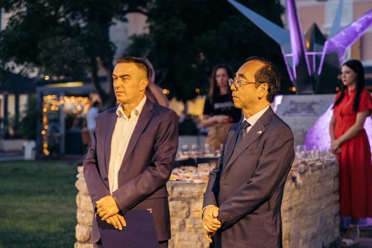 Lampionima ispred origami ždrala i dokumentarnim filmom Biograd pokazao svoju predanost miru i solidarnosti s Hirošimom