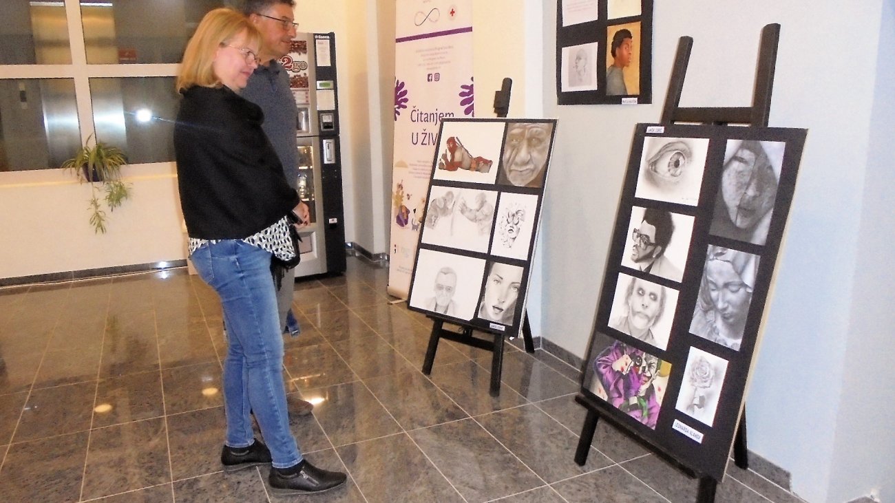 Izložba neafirmiranih umjetnika u predvorju knjižnice