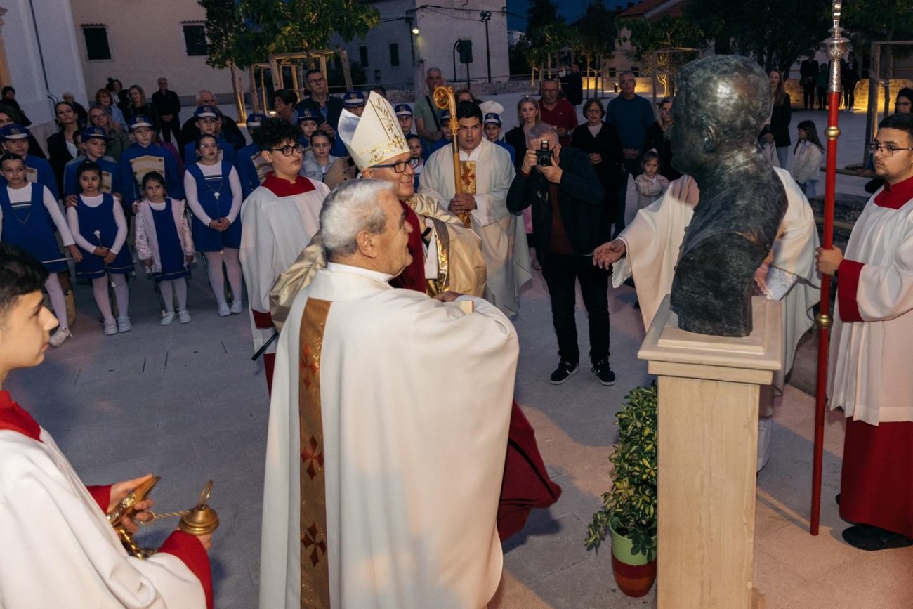 NA NOVOOBNOVLJENOM TRGU SVETE STOŠIJE - Otkriveno i blagoslovljeno poprsje domoljubu čistog srca, mons. Ivanu Zorici, Božjem pastiru