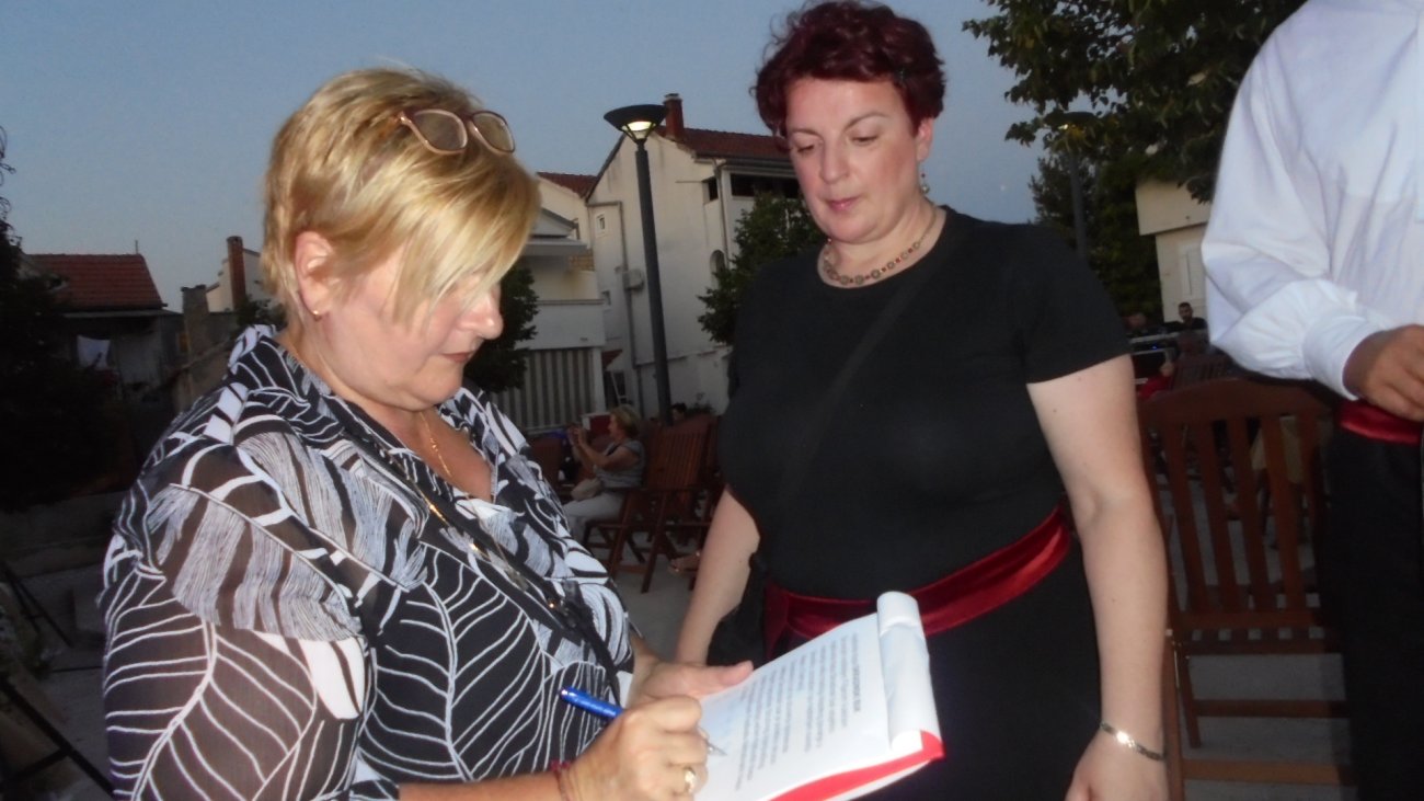 Susret klapa na Narodnom trgu u Biogradu